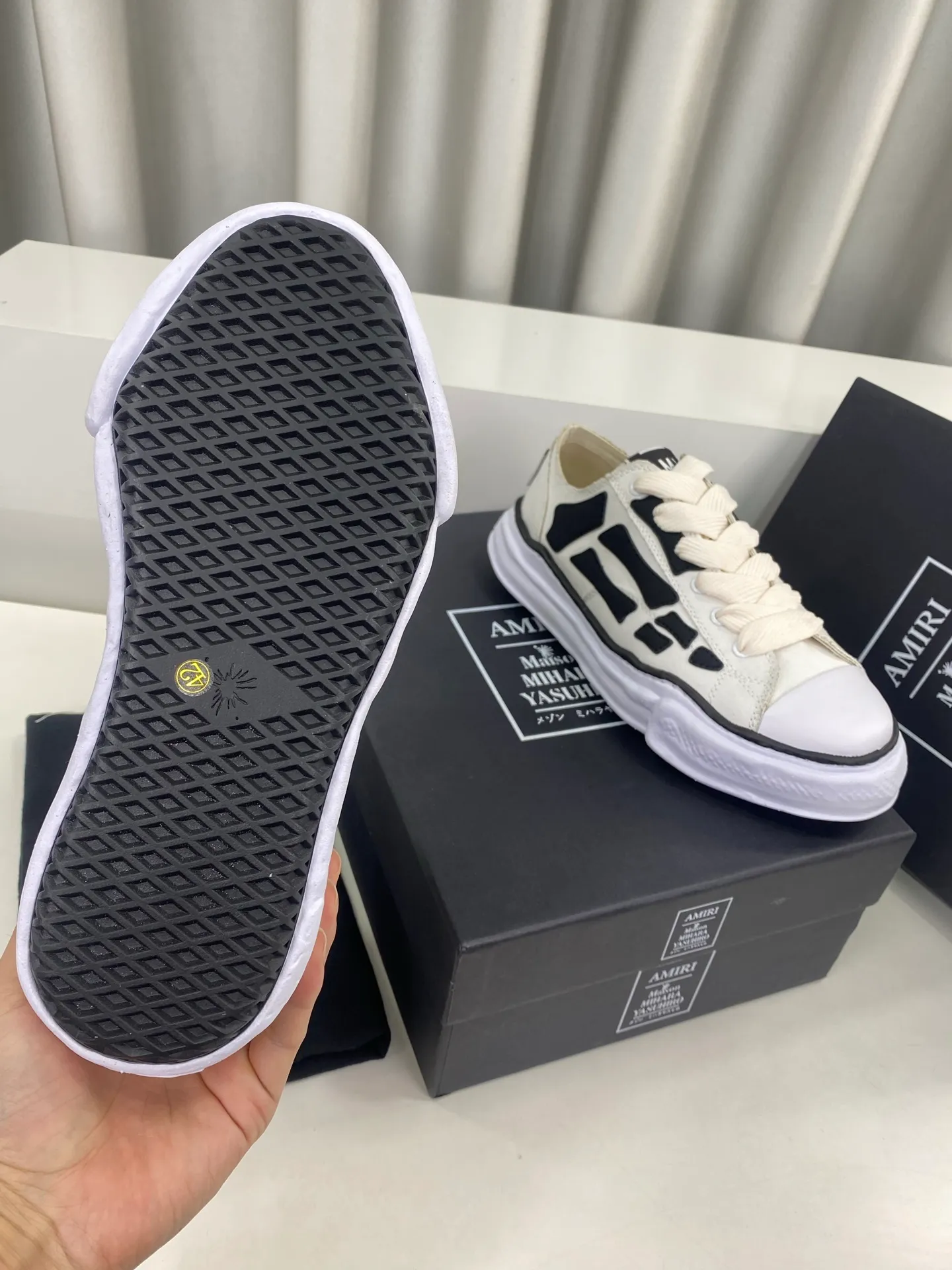 [AMIRI Handmade clay mold soles and AMIRI's iconic BONES leather embroidery details are a major feature of the shoe, showing unique craftsmanship and style🚩 Material: Upper original custom space Monica canvas! Lining: original technical cloth, outsole: original molded steel-stamped EVA foam bottom,